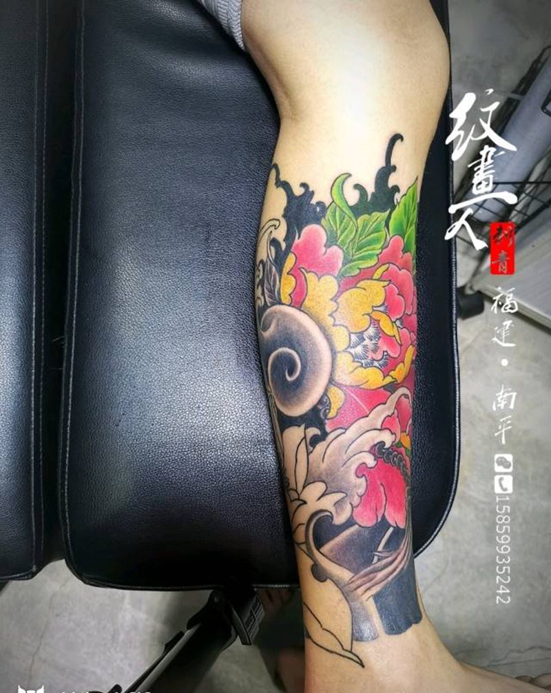 鲤鱼牡丹包小腿  未完成纹身图片_腿部新传统纹身图案