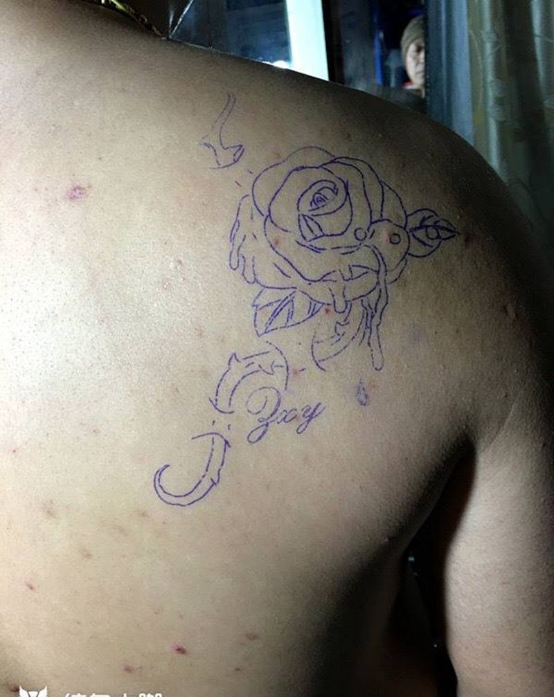 玫瑰纹身纹身图片_成品肩部写实植物东方龙纹身图案