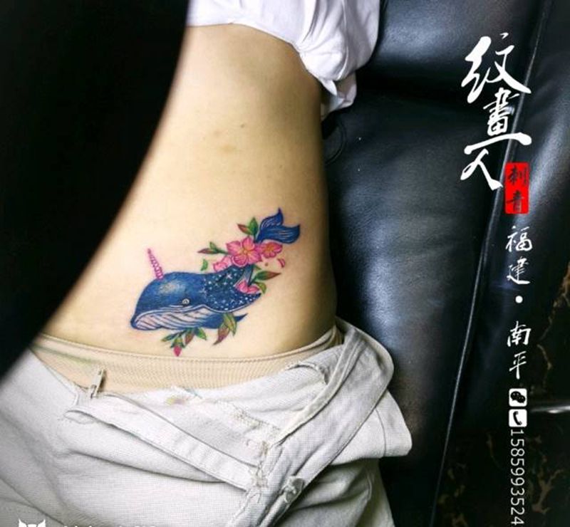 鲸鱼纹身图片_腹部水彩纹身图案