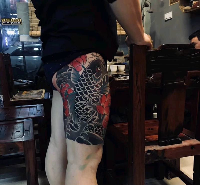 日式 鱼纹身图片_腿部老传统鱼纹身图案