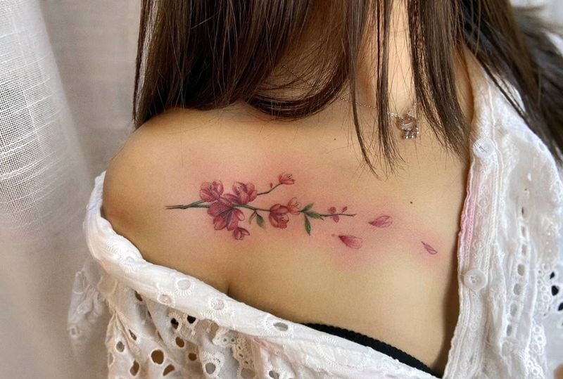 花儿纹身图片_胸部水墨水彩花性感纹身图案