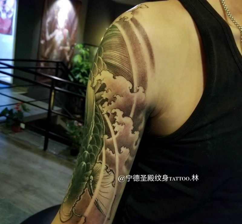 富贵锦鲤盖凶虎纹身图片