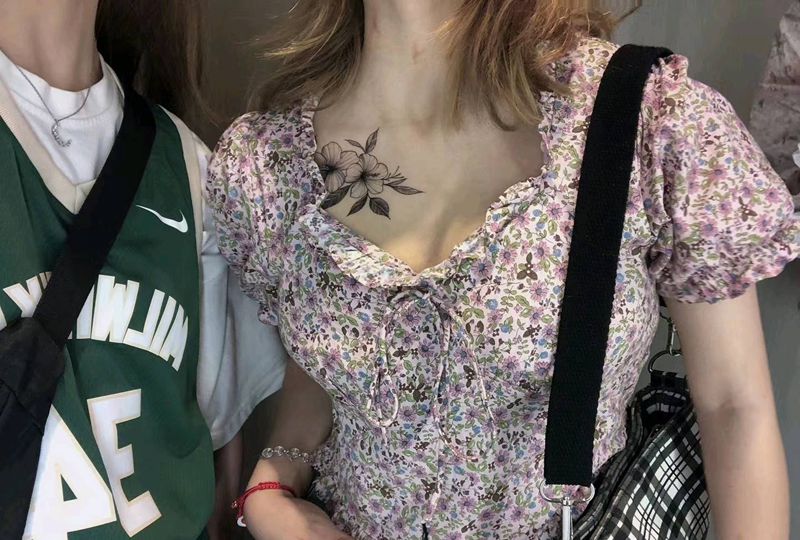 素花纹身图片_胸部点刺素花纹身图案