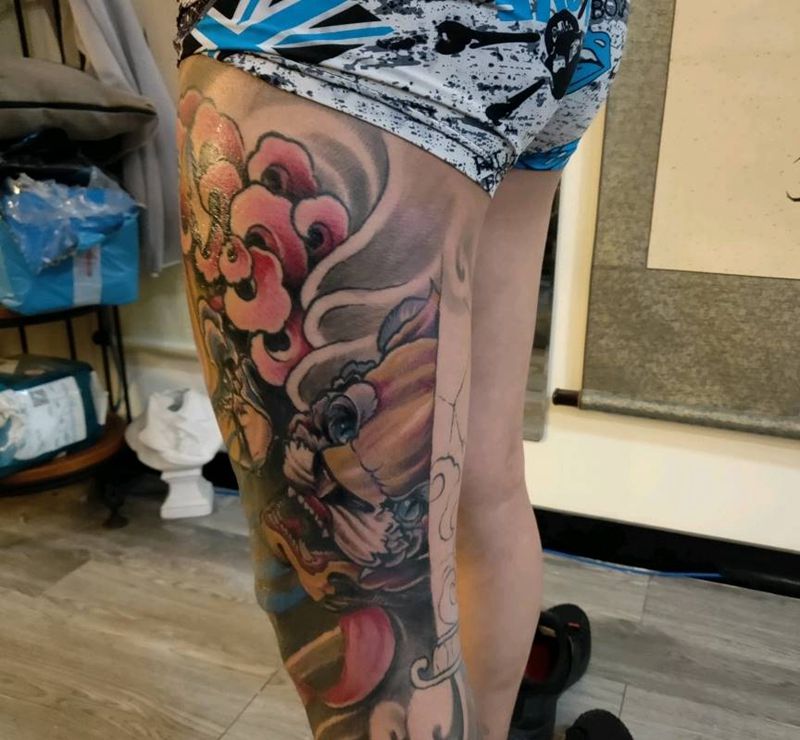 福狮绘花腿未完成纹身图片_腿部纹身图案
