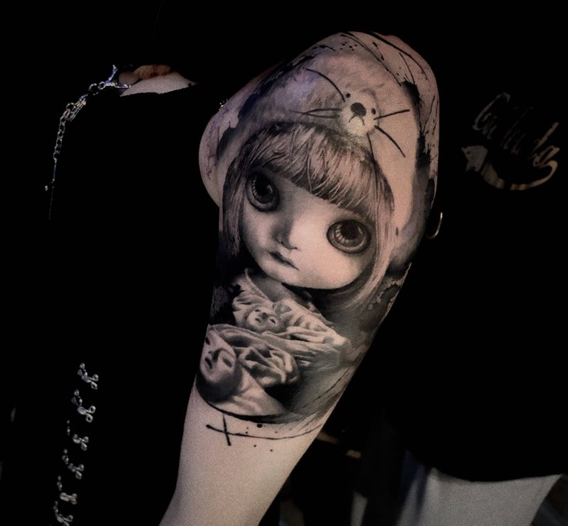 娃娃纹身图片_手臂欧美写实水墨纹身图案
