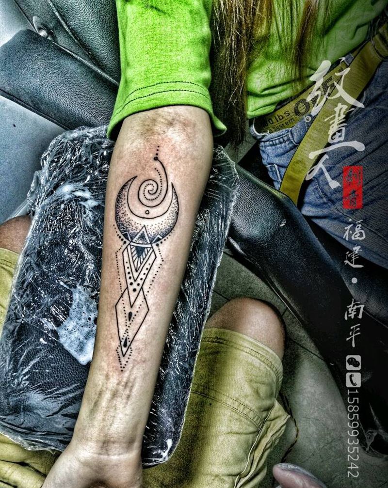 几何点刺纹身图片