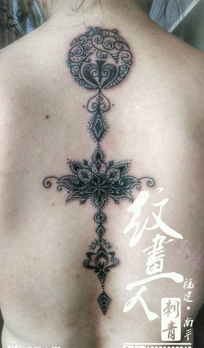 脊椎图腾点刺风格纹身图片_背部传统习俗几何图腾宗教原创成品手稿纹身图案
