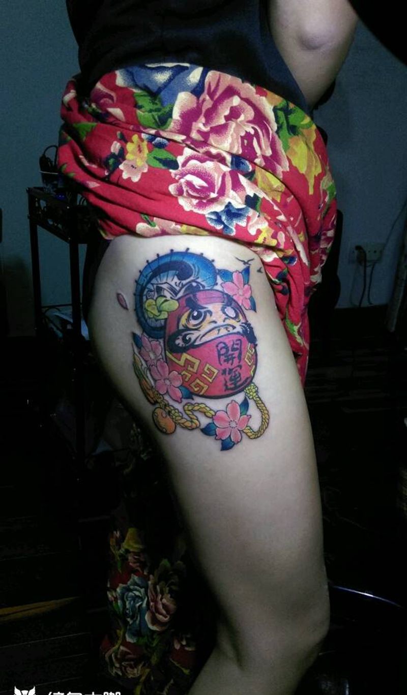 大腿纹身   开运达摩纹身图片
