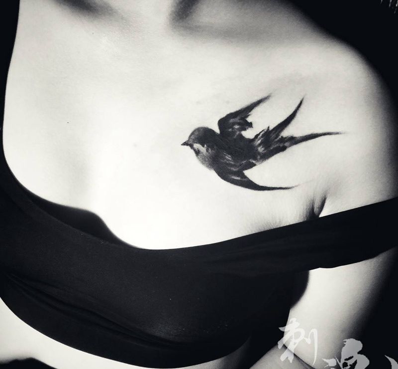 水墨燕子纹身图片_成品胸部欧美动物纹身图案