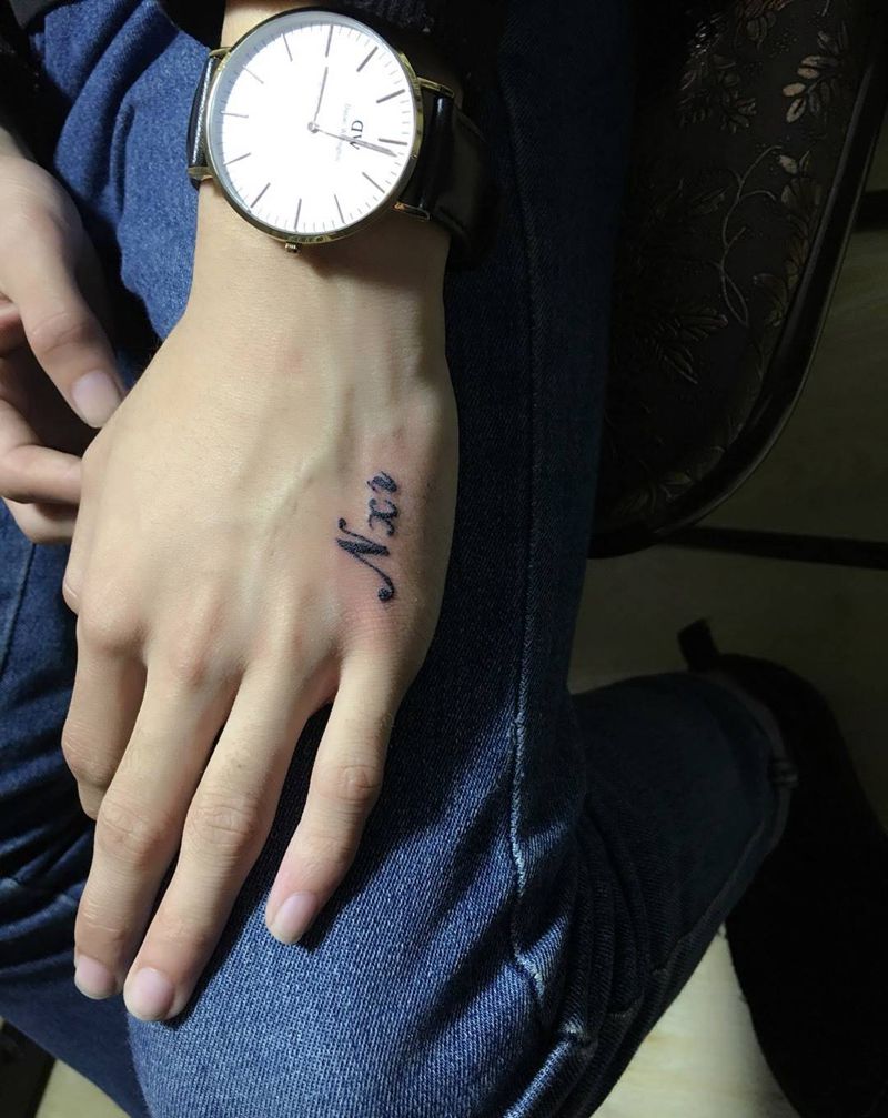 英文纹身纹身图片_成品手部字符东方龙纹身图案