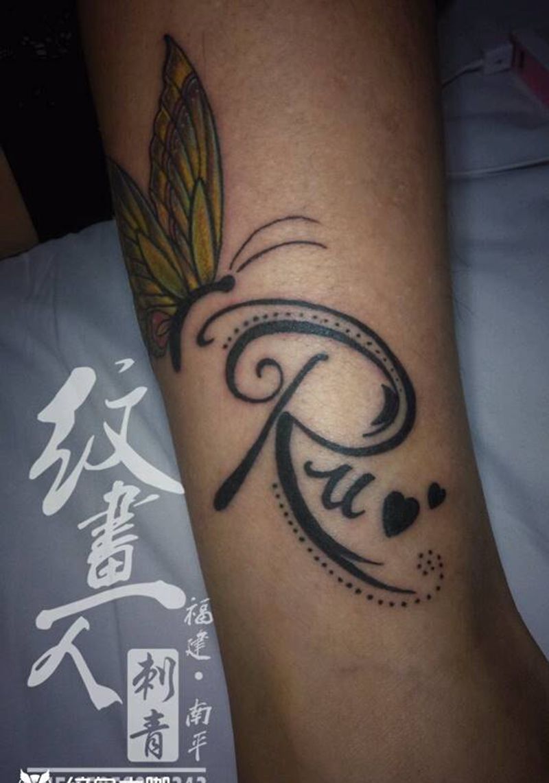 原创蝴蝶英文字纹身图片_腿部清新原创纹身图案