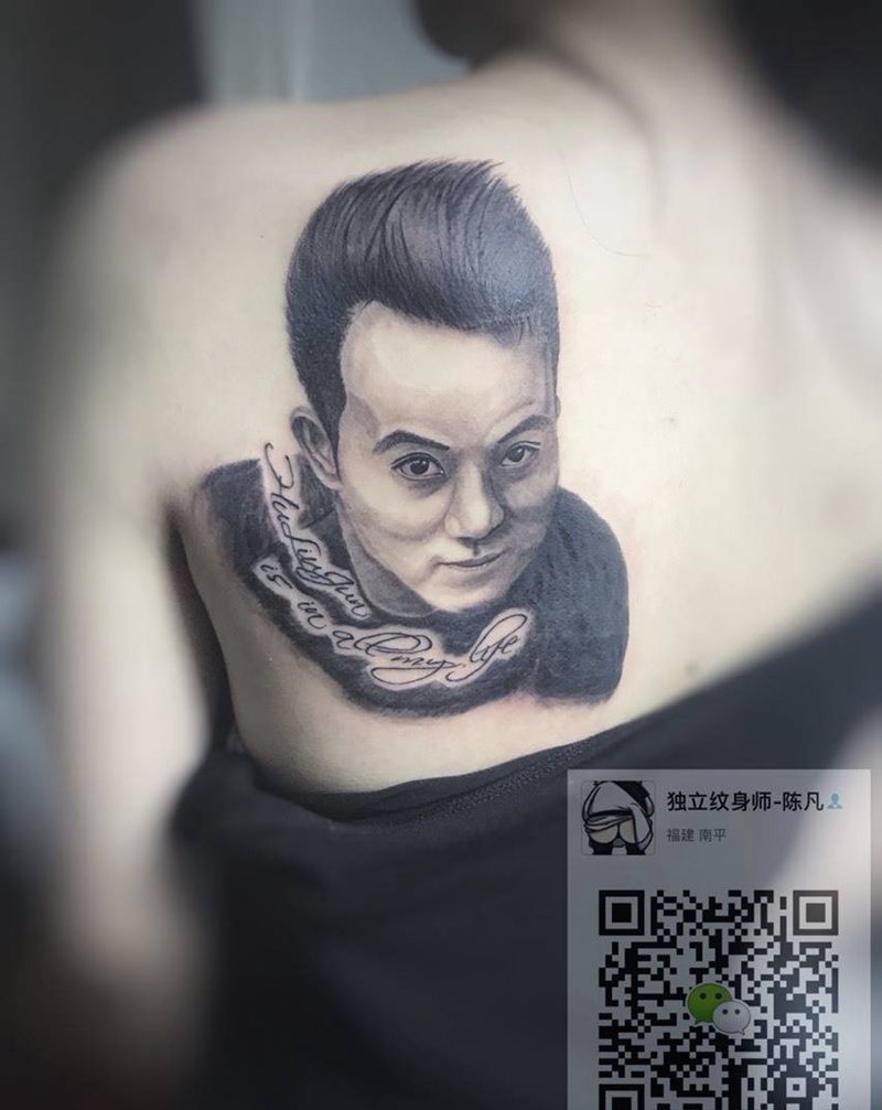 《is in all my life》纹身图片_成品背部肩部写实肖像人物字符纹身图案
