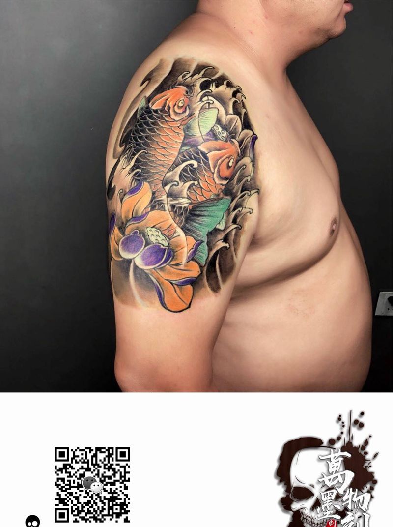 老图新做俩条鱼纹身图片_手臂肩部新传统水墨纹身图案