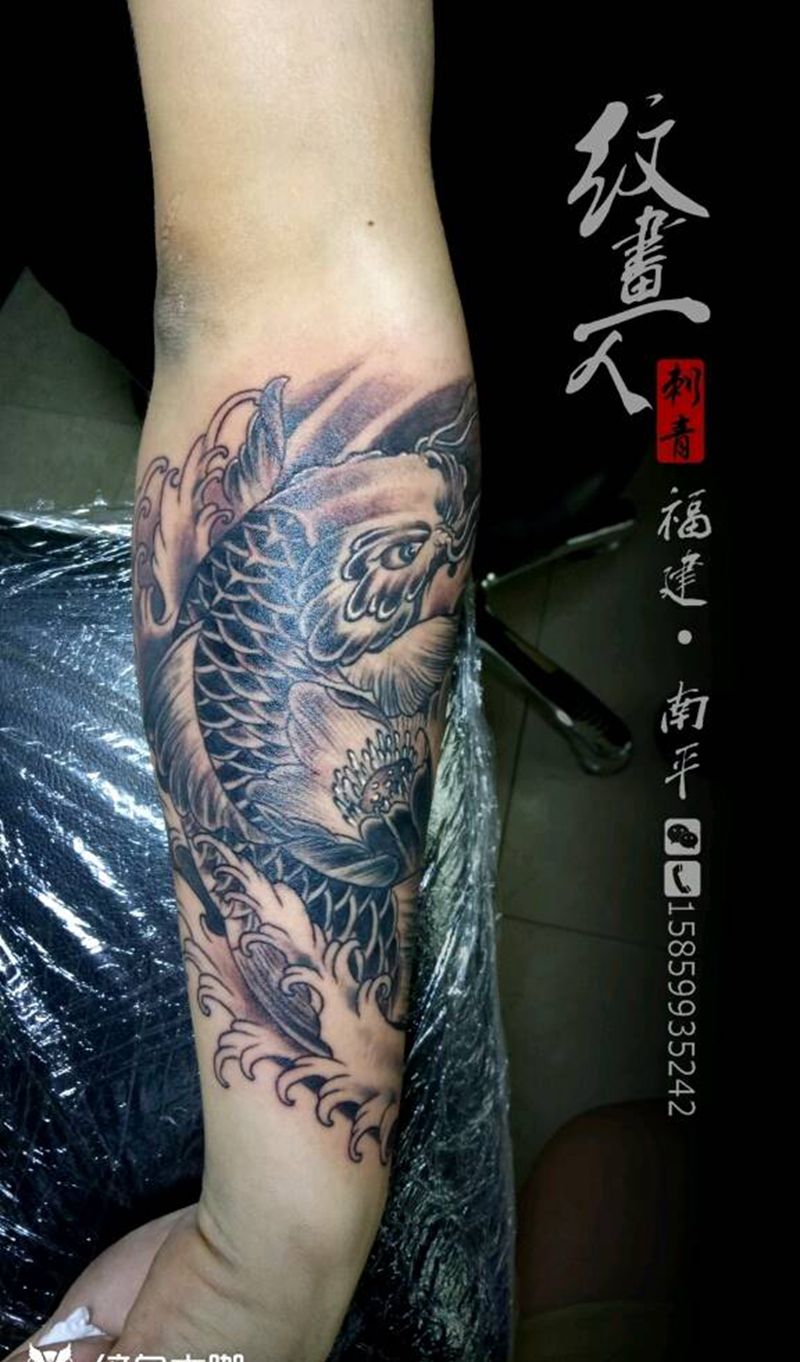 黑灰鲤鱼纹身纹身图片