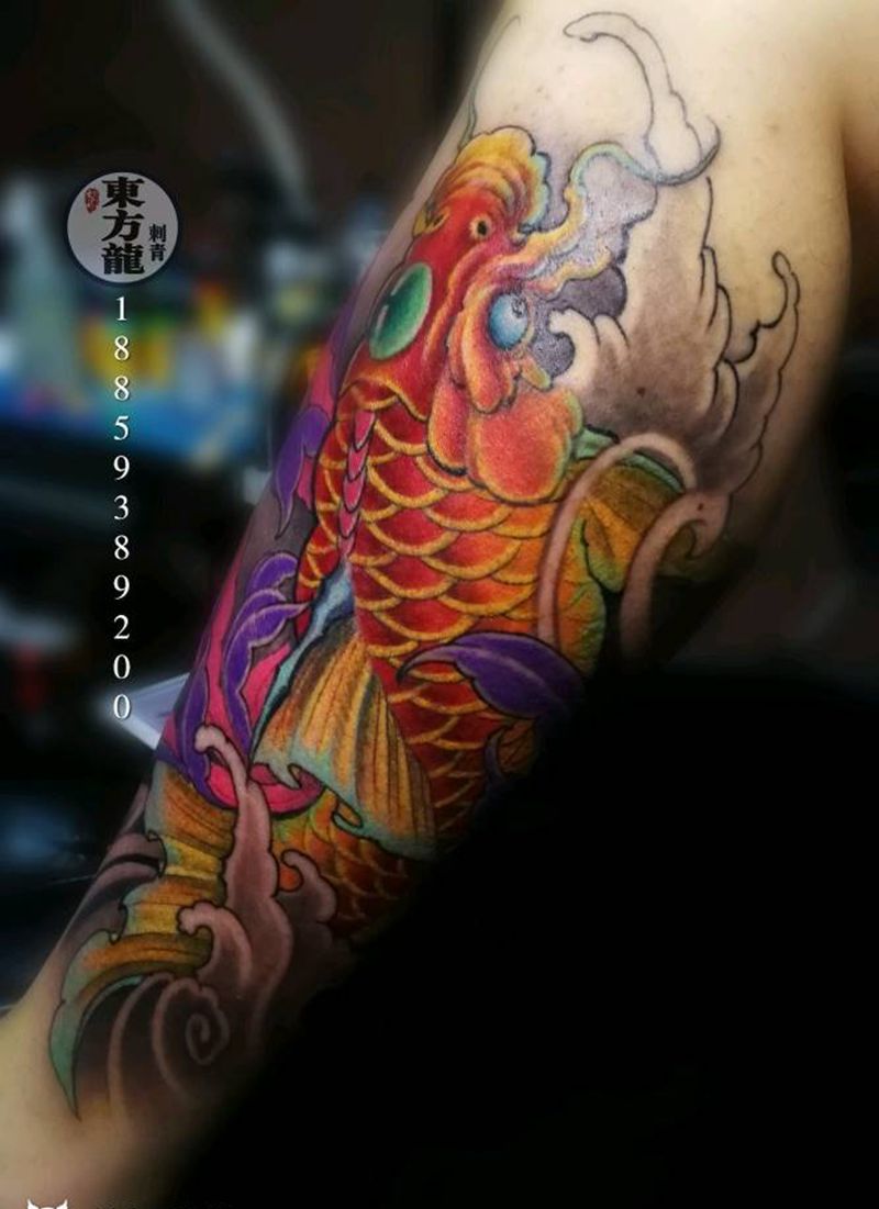 锦鲤招财纹身图片_腿部新传统锦鲤鲤鱼纹身图案