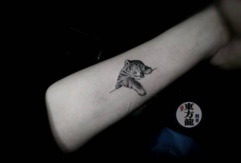 小脑虎纹身图片_手臂虎纹身图案