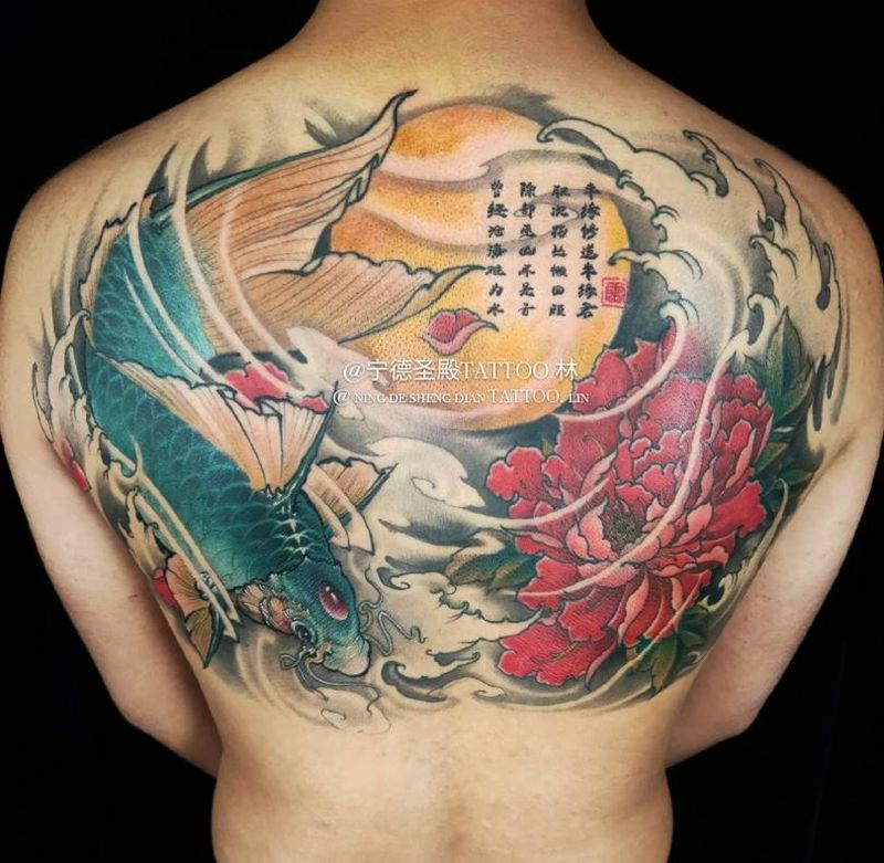 半背鲤鱼纹身图片_背部纹身图案