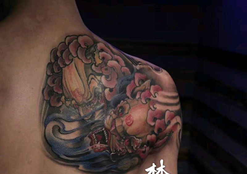 双狮纹身图片_背部传统成品纹身图案