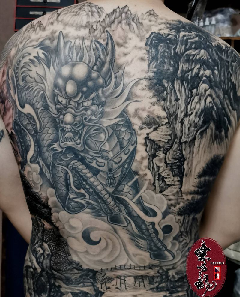 麒麟啸山林纹身图片_背部纹身图案