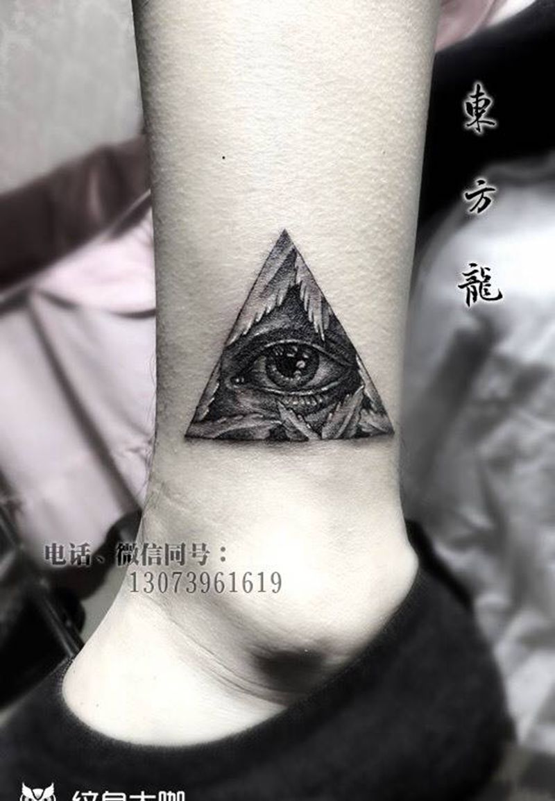 眼睛纹身纹身图片_成品脚部写实人物东方龙纹身图案