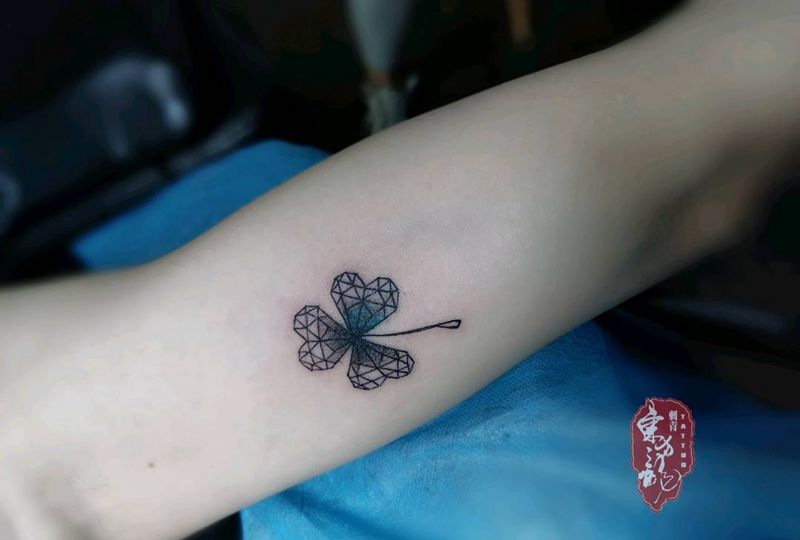 三叶草纹身图片_手臂三叶草纹身图案