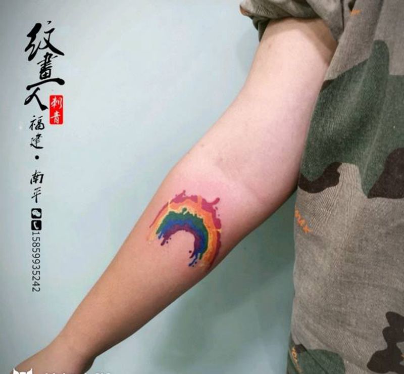 彩虹纹身图片_手部手臂水彩New School纹身图案