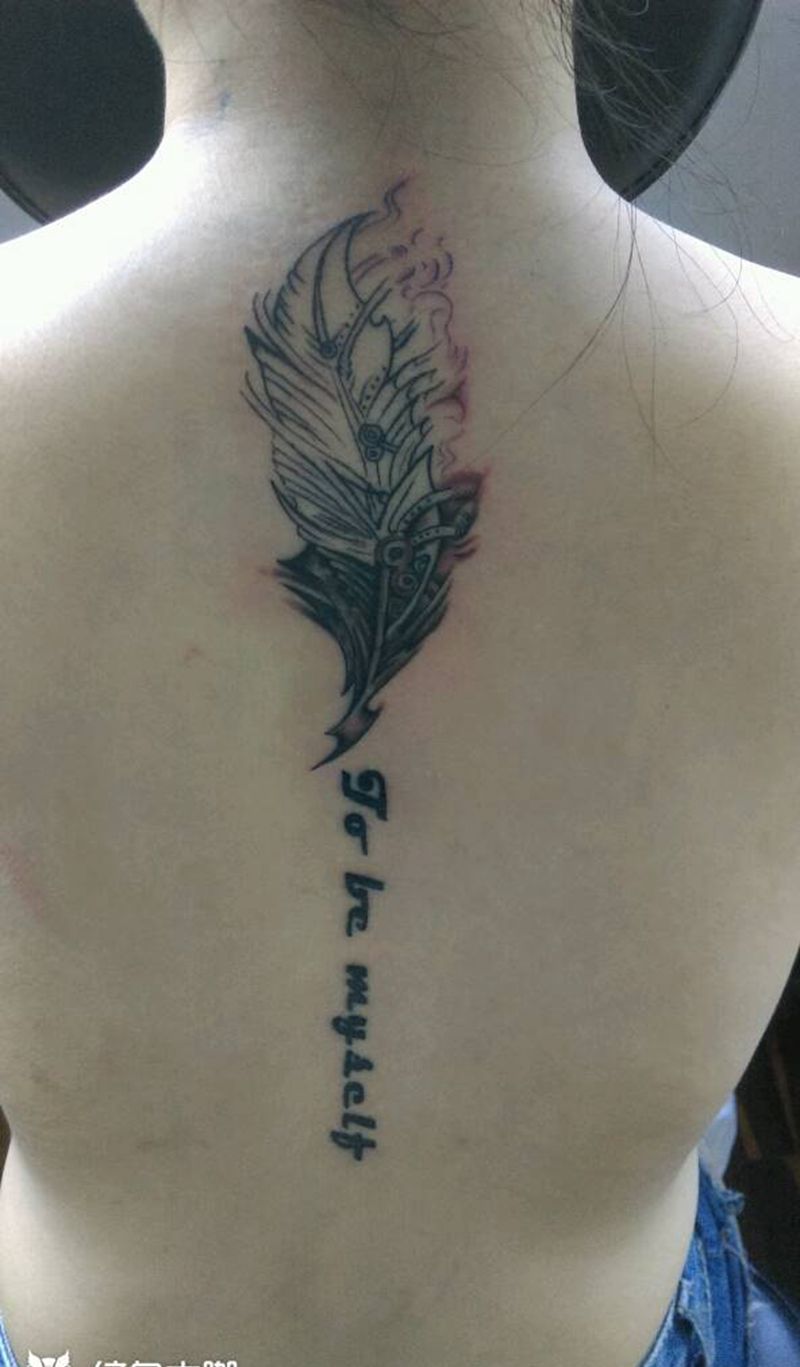 机械羽毛纹身图片_颈部背部欧美清新写实图腾纹身图案