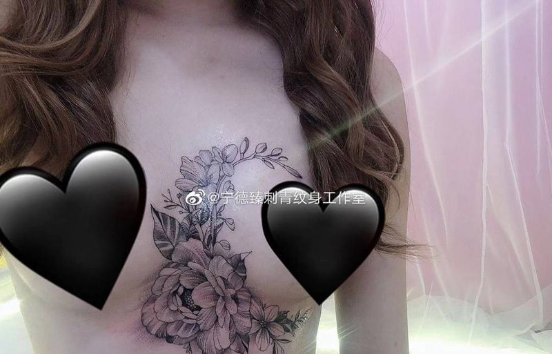 女生花胸纹身图片