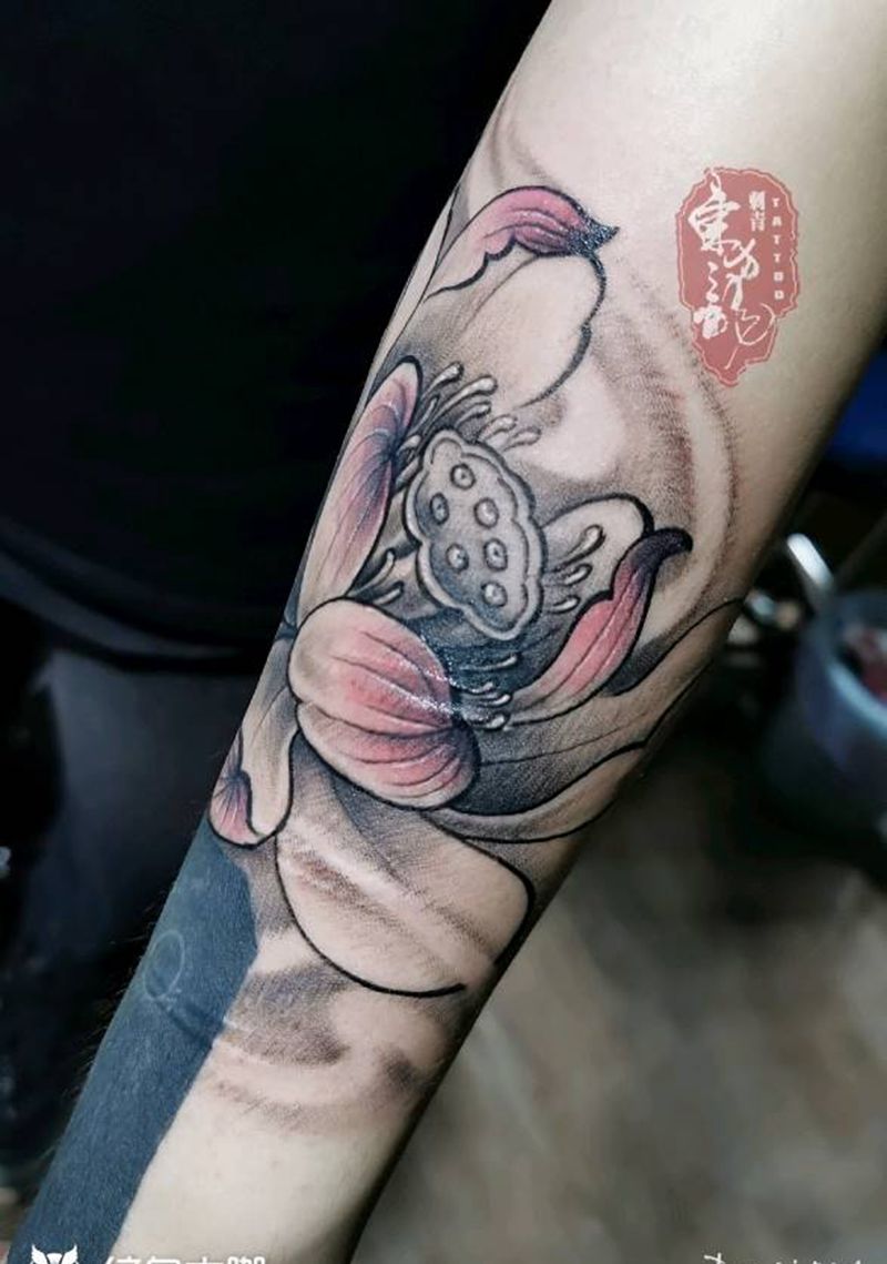 莲花纹身图片_手臂莲花纹身图案