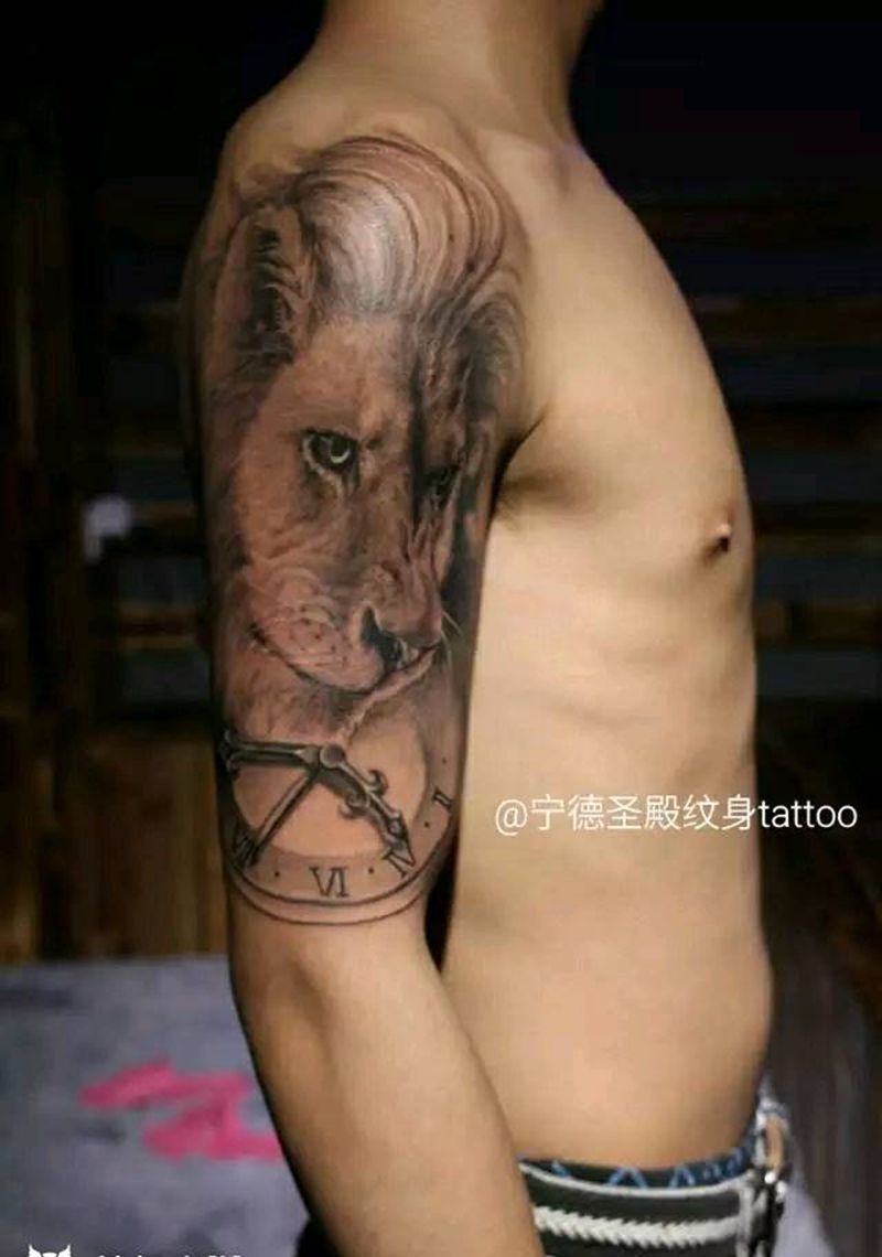 狮子纹身图片_手臂欧美写实成品纹身图案