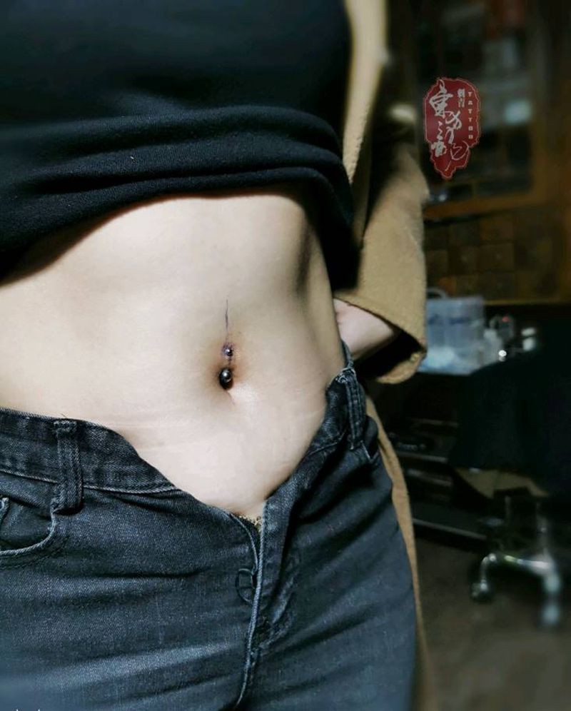 肚脐钉纹身图片_腹部肚脐钉纹身图案