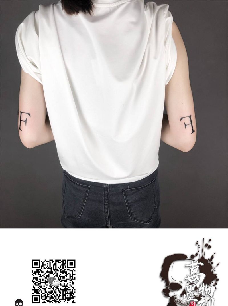 手肘字母纹身图片_手臂手部几何图腾纹身图案