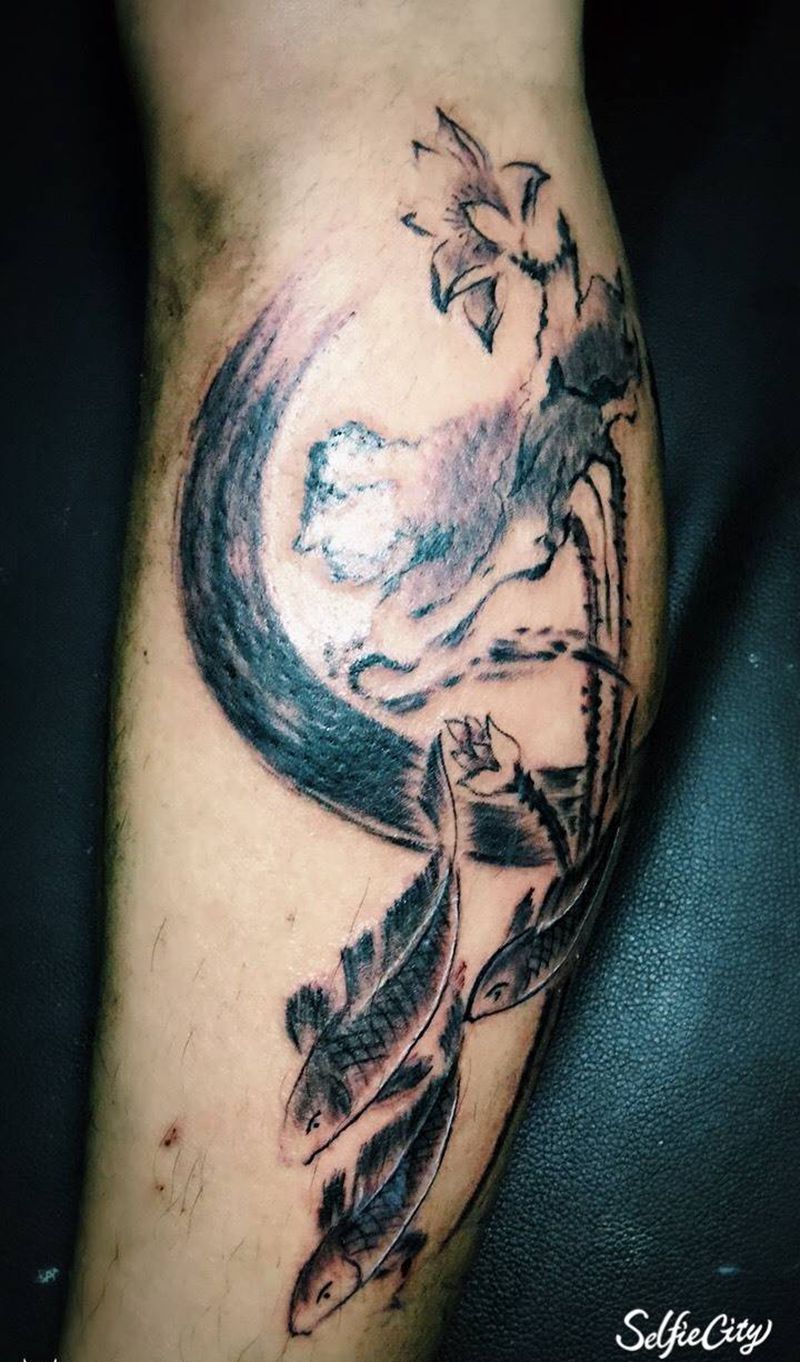 水墨小鱼荷塘纹身图片