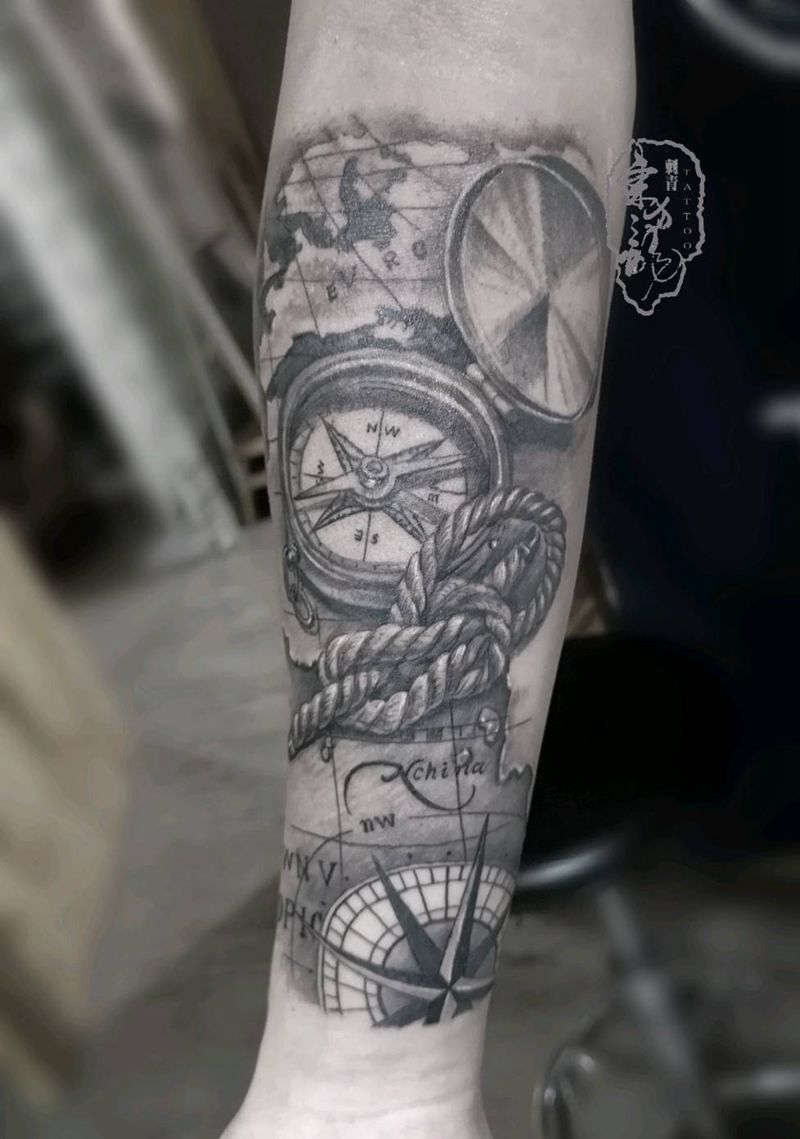 指南针纹身图片_手臂欧美写实纹身图案