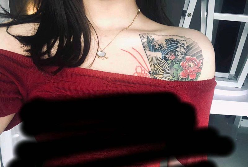 扇子纹身图片_肩部扇子纹身图案