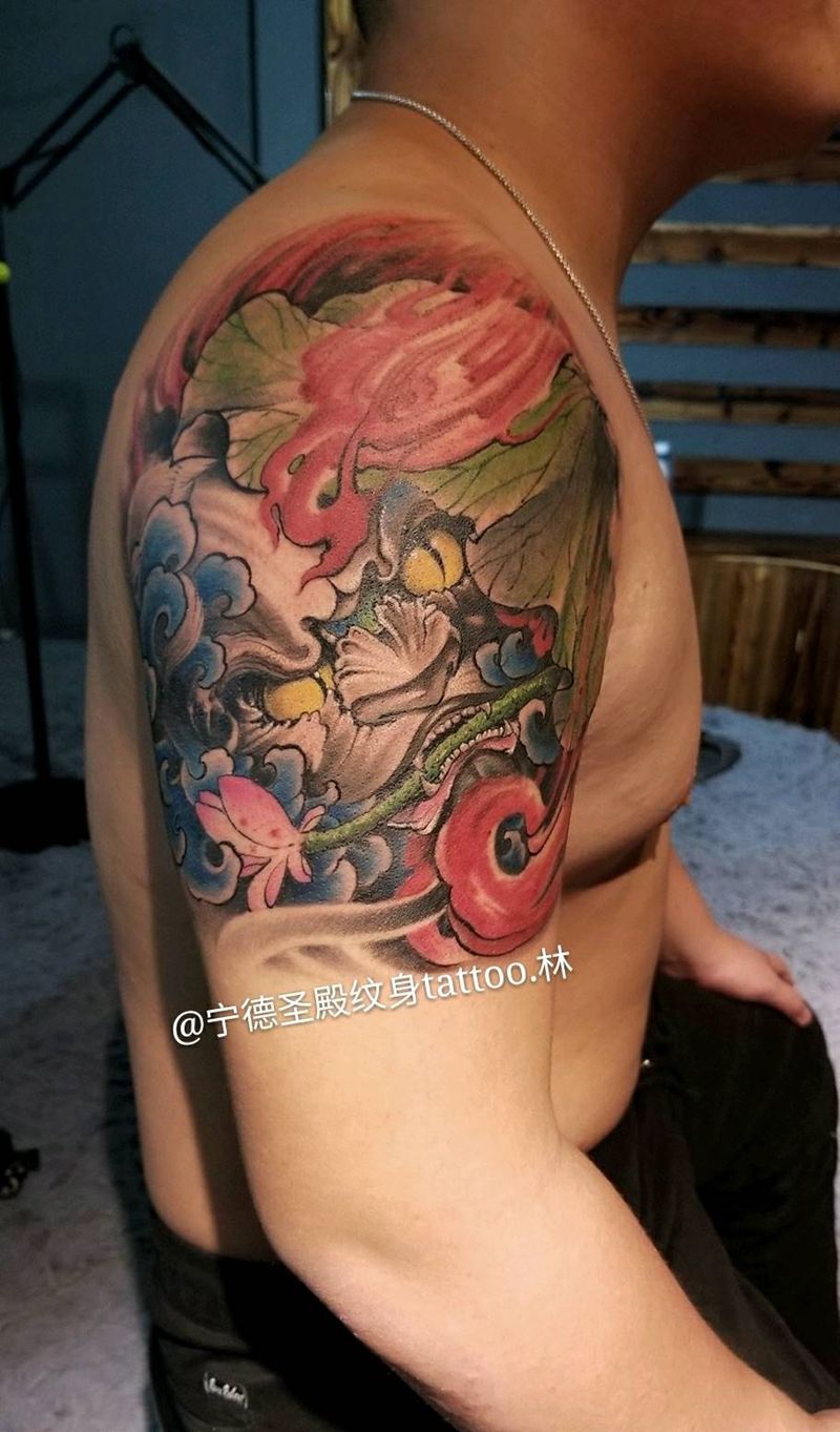 一只荷叶下的小唐狮纹身图片