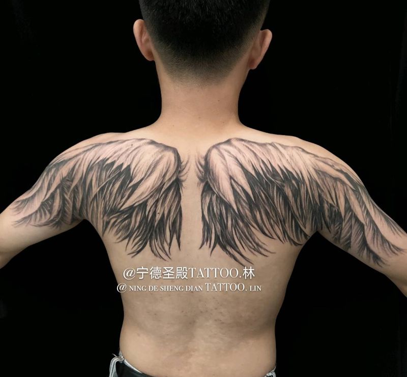 翅膀纹身图片_背部纹身图案
