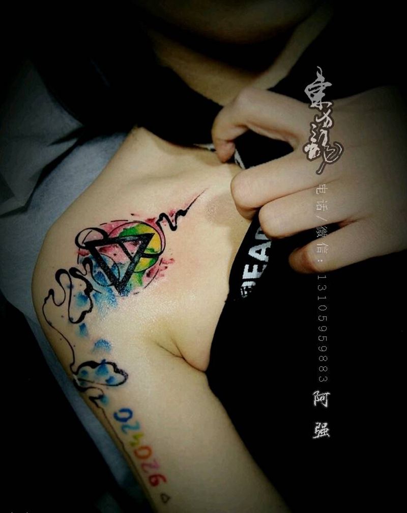 水彩写意纹身图片_肩部手臂水彩几何纹身图案