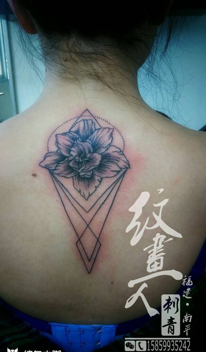 几何花卉纹身图片_背部清新几何植物成品纹身图案