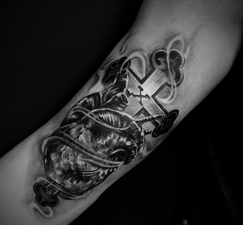 心脏纹身图片_成品手臂欧美写实纹身图案