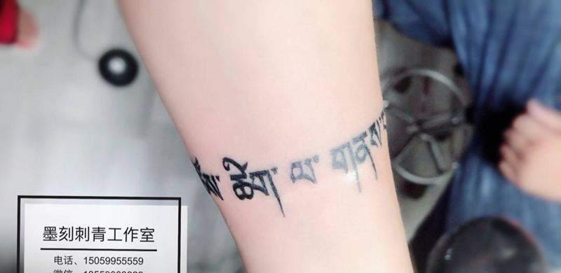 藏文纹身图片_手部花体字纹身图案
