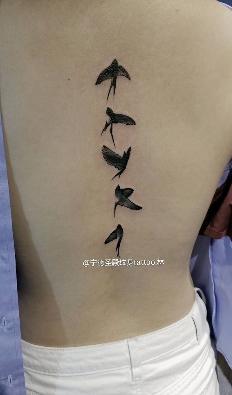 燕儿成排飞纹身图片