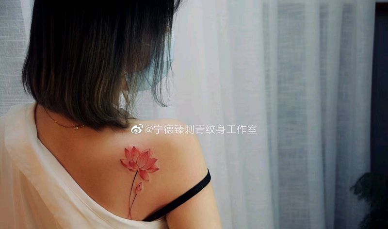 荷花纹身图片_背部肩部水彩荷花纹身图案