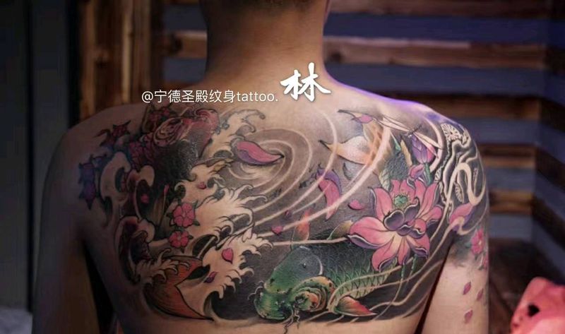 半背锦鲤纹身图片_背部传统成品纹身图案