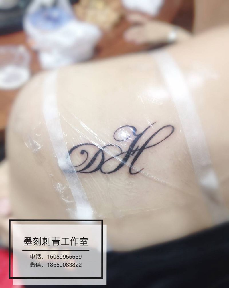 字纹身图片_背部花体字纹身图案