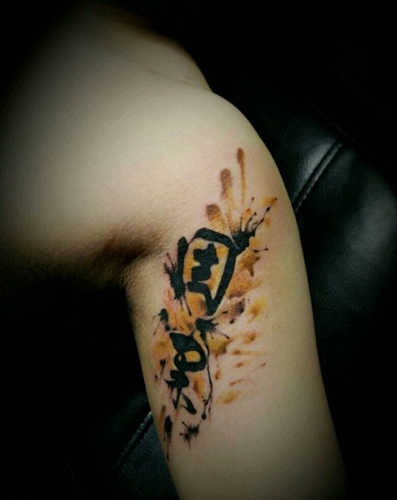 水彩泼墨纹身图片_手臂水彩文字纹身图案