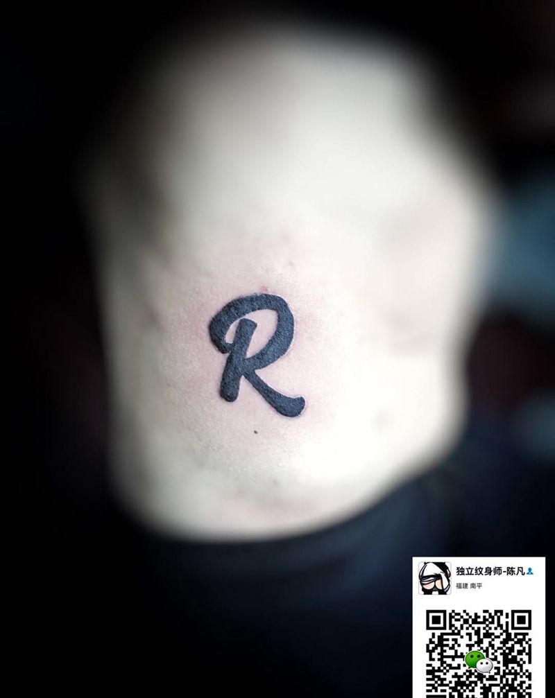 R纹身图片_成品腰部腹部欧美清新习俗字符贴纸静物原创纹身图案