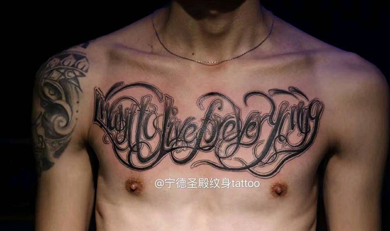花体英文纹身图片_胸部字符成品纹身图案