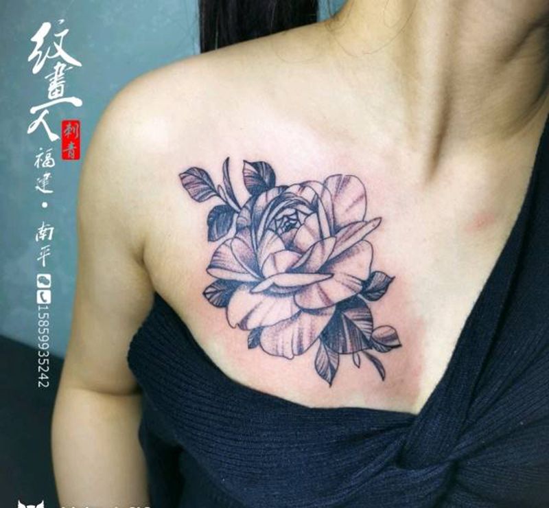 素花纹身图片_胸部点刺几何纹身图案