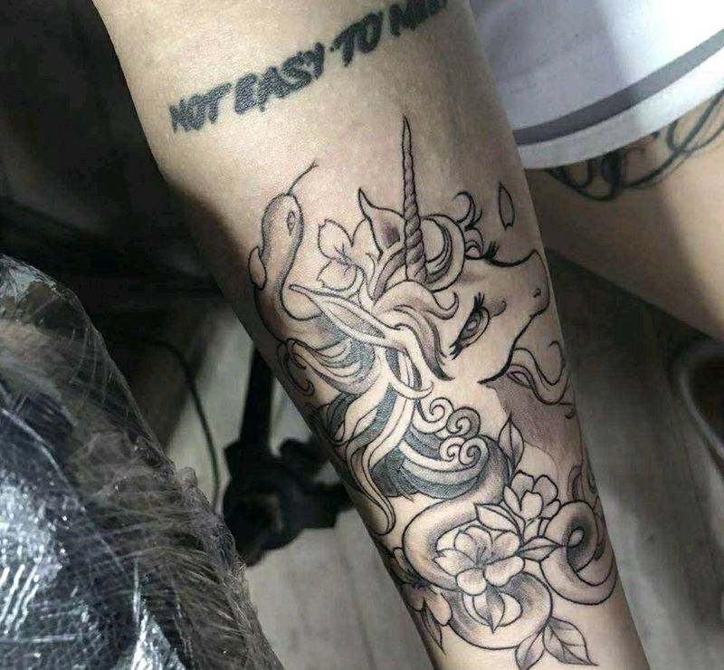 独角兽纹身图片_手部欧美写实纹身图案